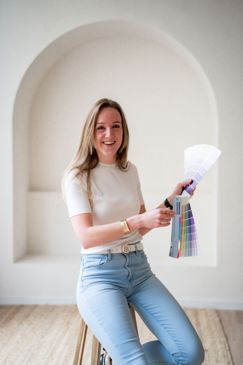 interieurstijlist, interieuradviseur en interieurontwerper aan de slag met een kleuradvies.