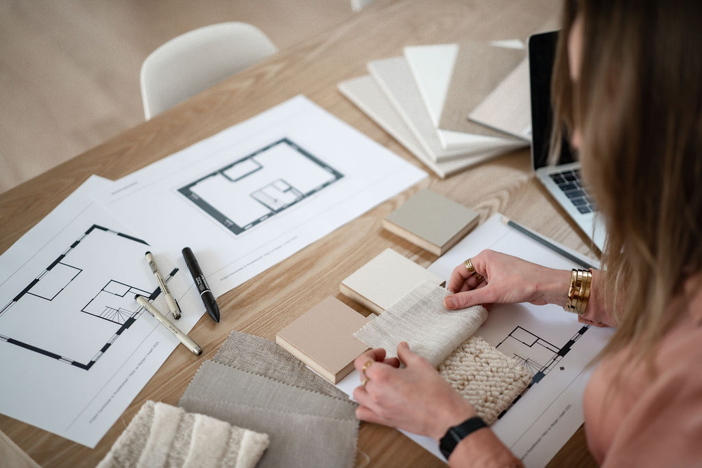 contact met huis inrichting door interieurstijlist en interieuradviseur doet interieuradvies en interieurontwerp voor een gezellig woning. CONTACT JVR INTERIEUR