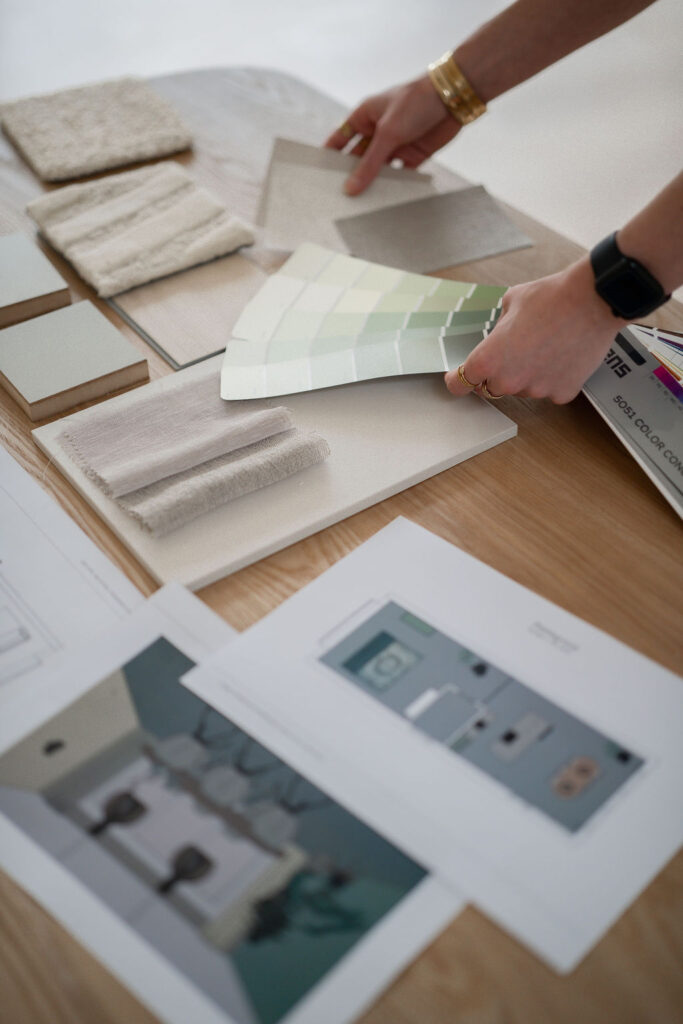 Combinatie van hout, textiel en warme kleuren.