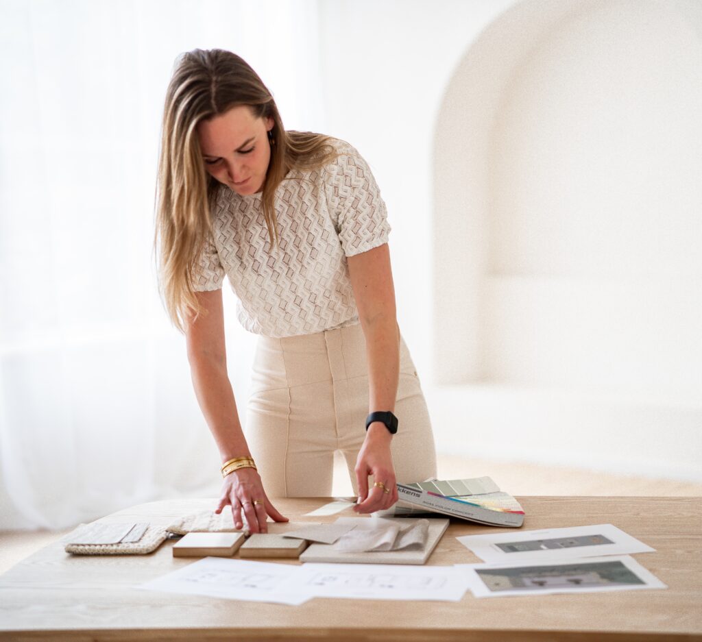 Interieurstylist van JVR-interieur stylet een moderne woonkamer.