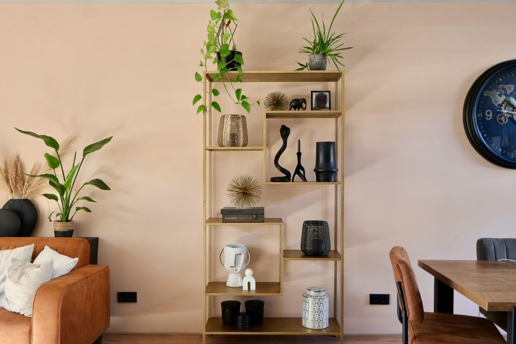 Ingerichte kast met stijlvolle elementen en accessoires